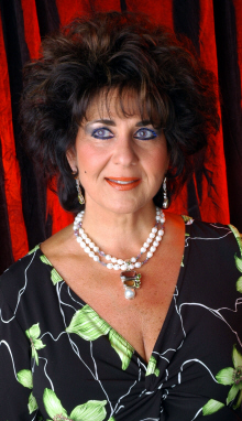 Lynn DeMarco as Elizabeth Taylor